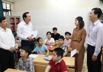 MOLISA Minister Dao Ngoc Dung presents gifts to disadvantaged children