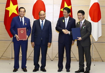 Handing out Memorandum of Understanding to bring Vietnamese skilled employees to work in Japan
