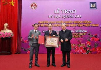 Trao kỷ lục cho “Người cao tuổi nhất được nhận bằng Tiến sĩ Khoa học Giáo dục tại Việt Nam”