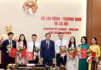 Minister Dao Ngoc Dung handed over the recruitment Decision to excellent candidates