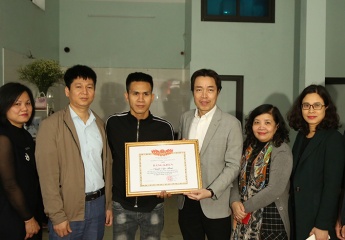 Bộ Lao động - Thương binh và Xã hội trao Bằng khen cho anh Nguyễn Ngọc Mạnh
