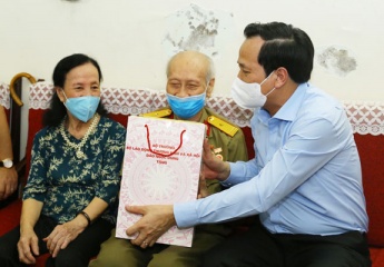 Minister Dao Ngoc Dung presents gifts to revolutionary contributors