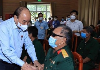 State President presents gifts to invalids in Ha Nam