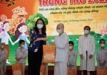 Phó Chủ tịch nước Võ Thị Ánh Xuân thăm, tặng quà bệnh nhi nhân dịp Tết Trung thu
