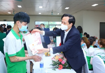 Minister Dao Ngoc Dung visits and pesents Tet gifts in Thanh Hoa