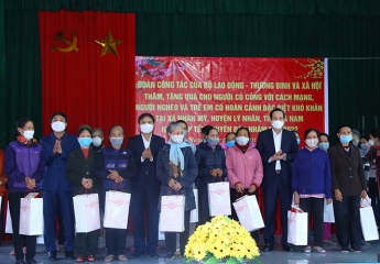 Minister presents Tet gifts to veterans and policy beneficiaries in Ha Nam
