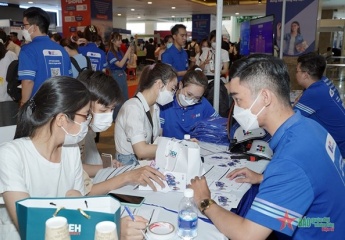 HCM City career fair attracts 5,000 students