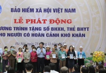 Program to give social insurance books and health insurance cards to people in difficult circumstances launched