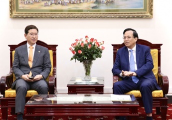 Minister Dao Ngoc Dung receives a member of the National Assembly of the Republic of Korea
