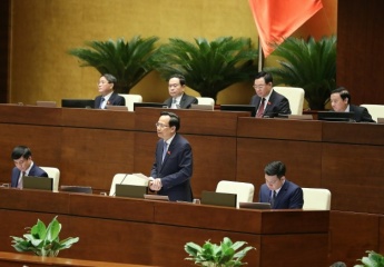 Minister Dao Ngoc Dung answers questions from the National Assembly