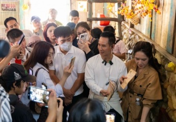 Lý Hải – Minh Hà đội nắng dẫn du khách, khách mời tham quan phim trường Lật mặt 7