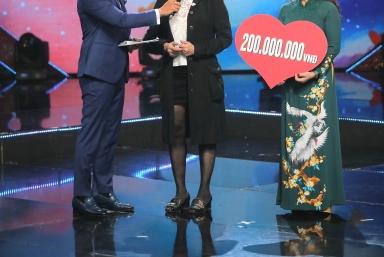 Doanh nhân Phượng Hồng Kông tài trợ 200 triệu đồng cho Chương trình “Trái tim cho em” lần thứ 15