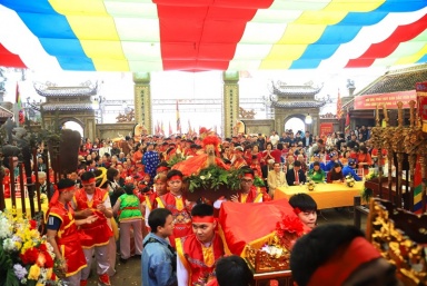 Nhiều hoạt động đặc sắc, trang nghiêm tại Lễ hội làng Bát Tràng