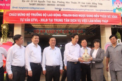 Bộ trưởng Đào Ngọc Dung thăm Trung tâm Dịch vụ Việc làm tỉnh Đồng Tháp