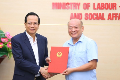 Bộ trưởng Đào Ngọc Dung trao Quyết định nghỉ hưởng chế độ BHXH cho Tổng Biên tập Tạp chí Lao động và Xã hội
